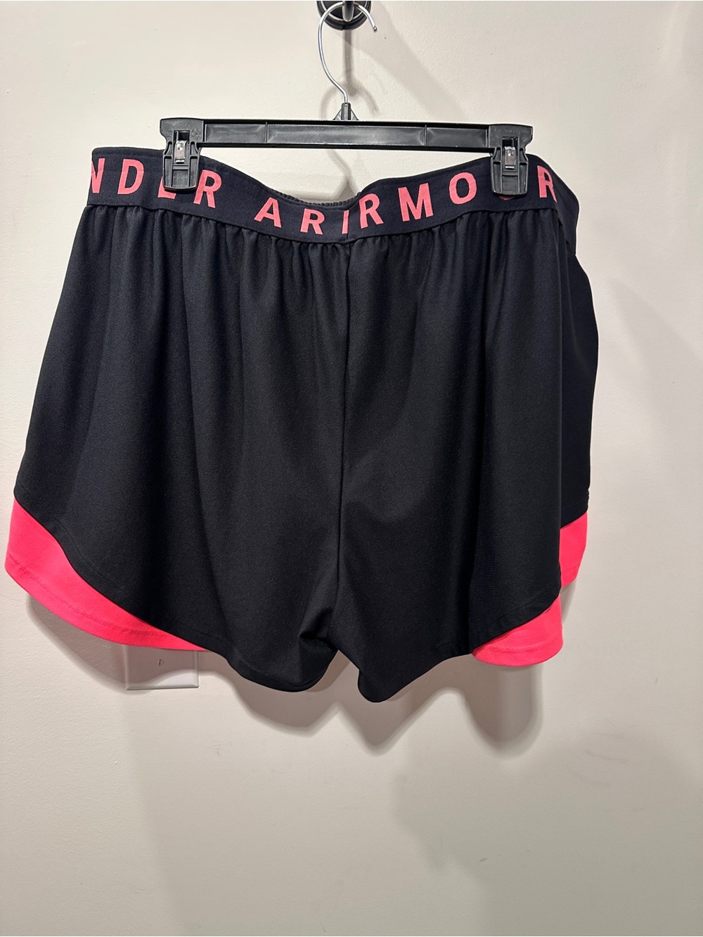Under Armour Black & Neon Crimson Pink Women's Athletic Shorts 2X - Picture 4 of 6